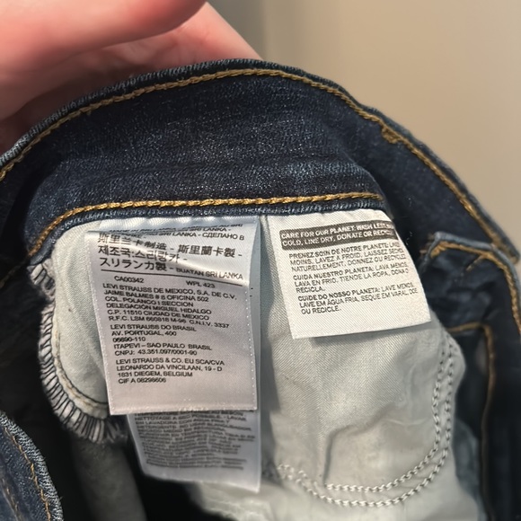 Levi’s size 31 boyfriend jeans. Rarely worn. Smoke free home! - Picture 6 of 7
